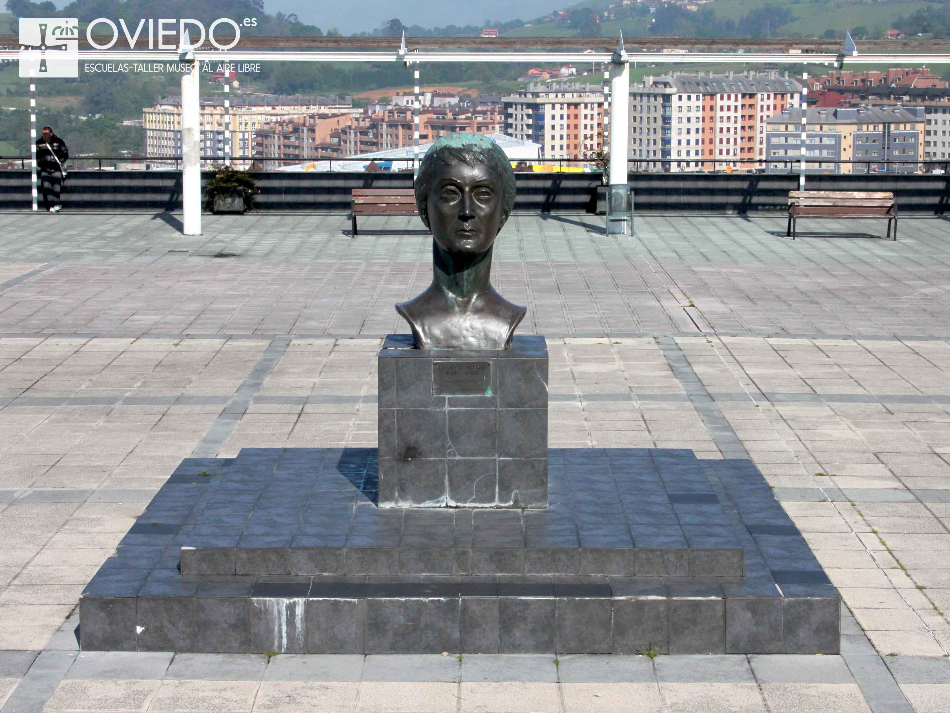 Escultura Dolores Medio